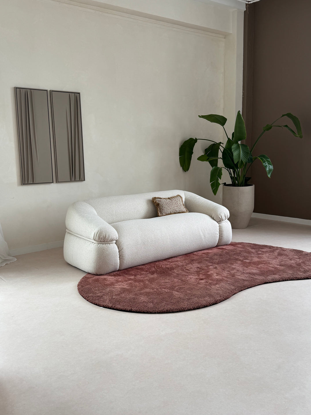 Showmodel Bank Sunday white