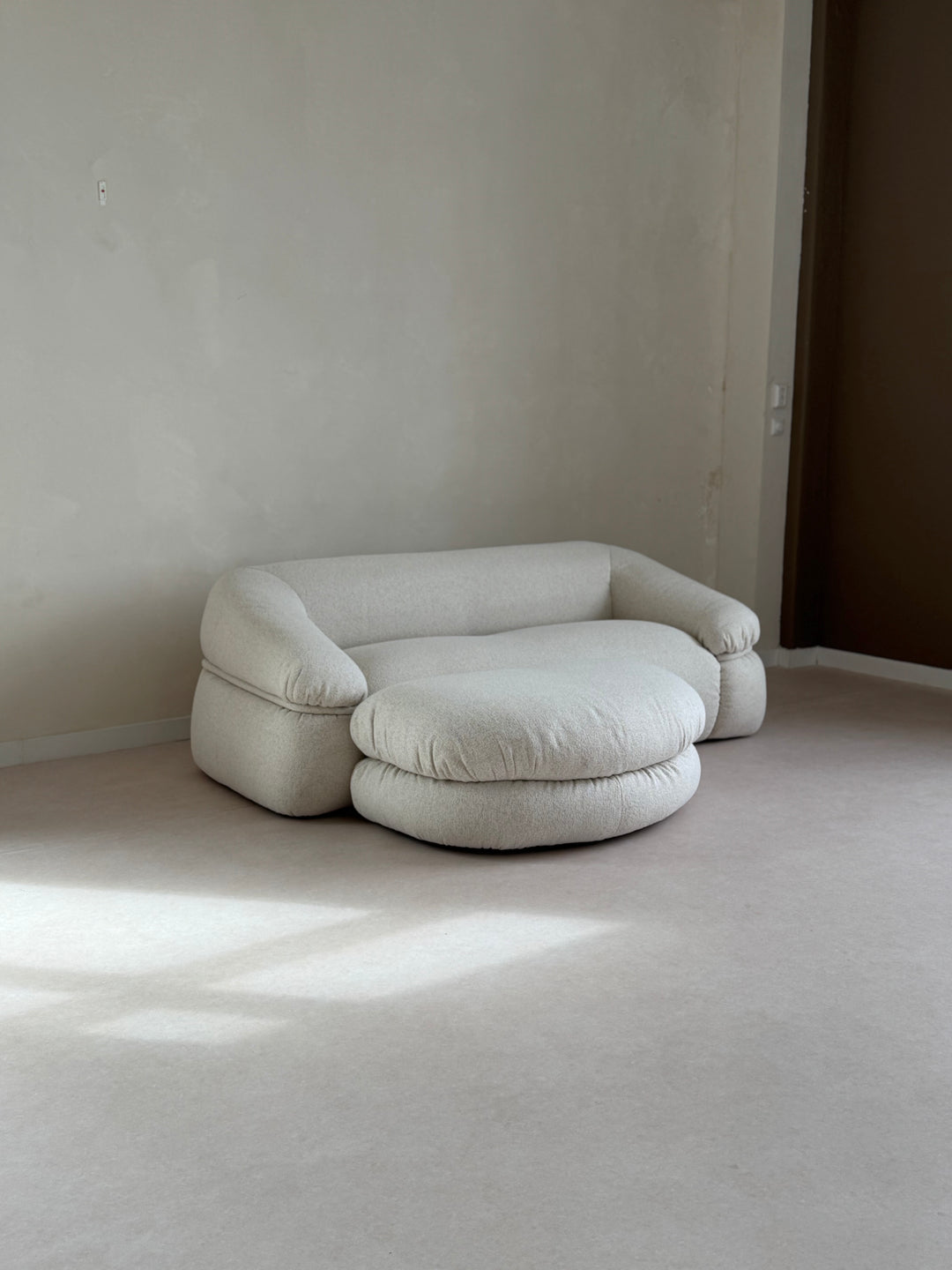 Showmodel Bank Sunday white