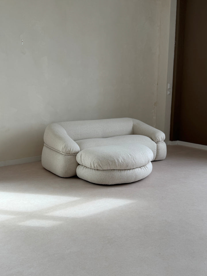 Showmodel Bank Sunday white