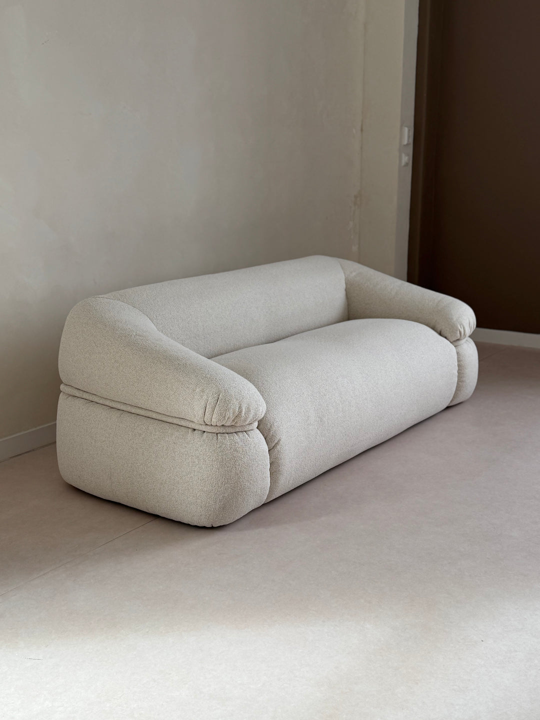 Showmodel Bank Sunday white